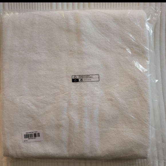 BNWT Aqua Gobi Bath Towel - Picture 3 of 3